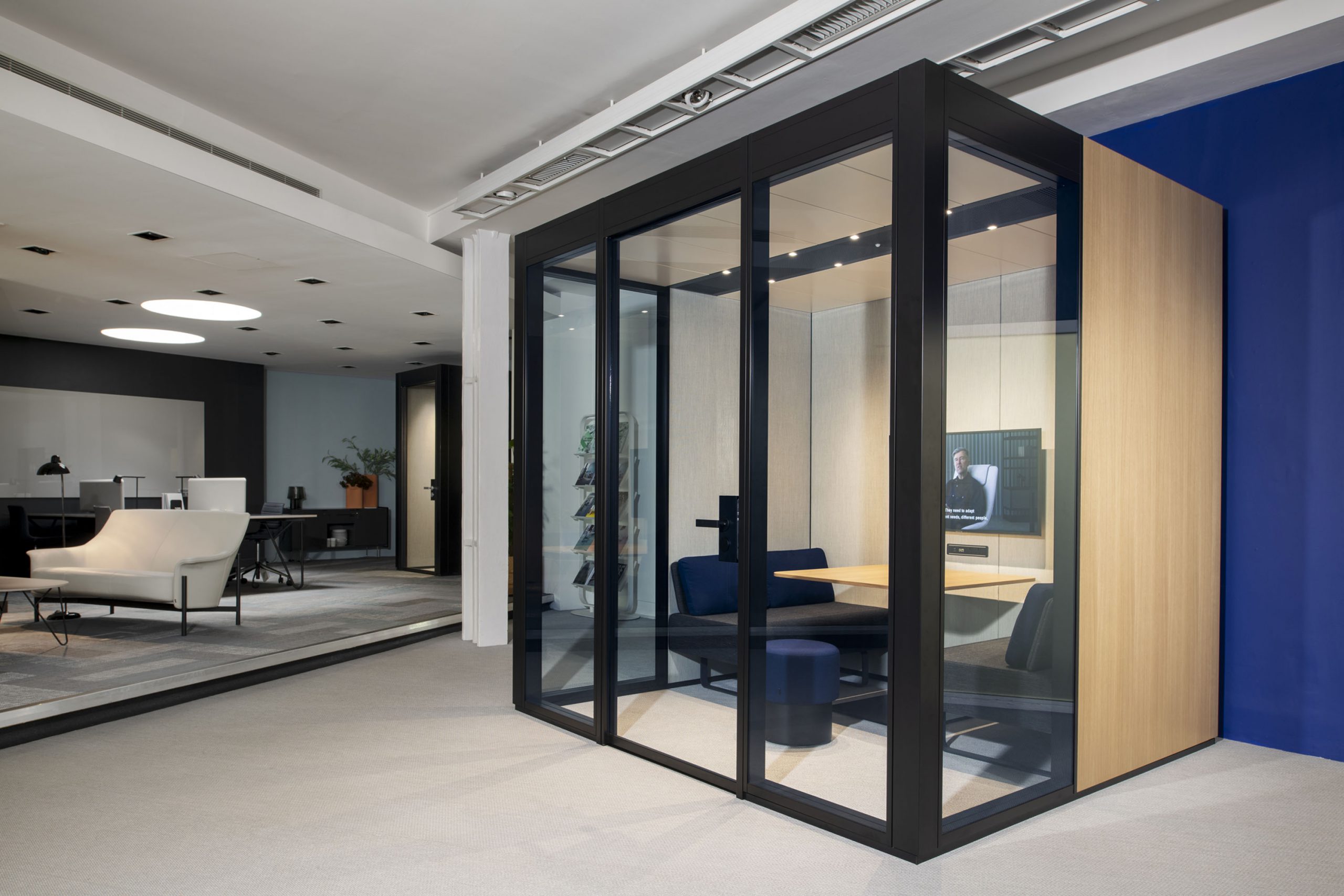 HWEC-Think-Tank-NOOXS-by-Bene-wolnostojace-akustyczne-pomieszczenie-typu-room-in-room-Marek-Sikora-Photography